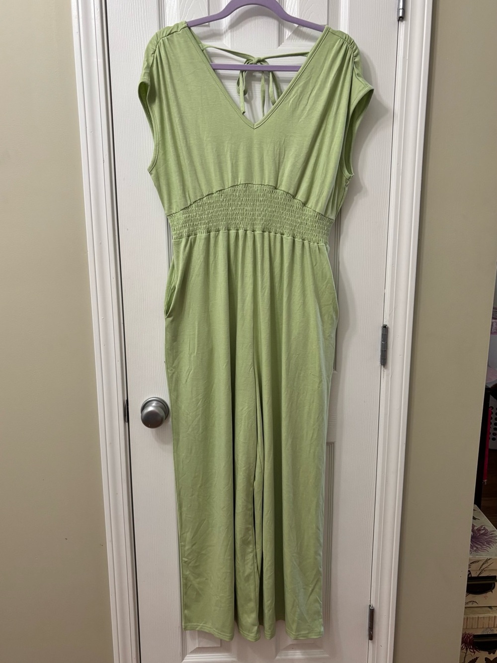 NWT Zaful Sage Green V-Neck Smocked Waist Wide Leg Jumpsuit with Pockets Size L - Picture 2 of 9